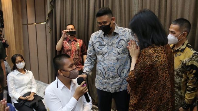 Mayor of Medan hands over scholarships to UNPRI